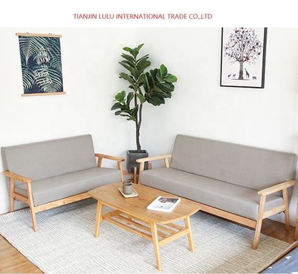 Le canapé en bois pour le salon est inclus dans la conception