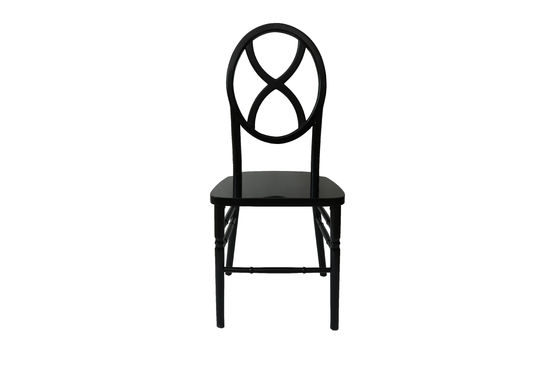 Pas de chaises de banquet pliées en bois massif empilées pour les meubles d'hôtel