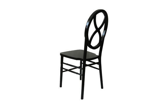 Pas de chaises de banquet pliées en bois massif empilées pour les meubles d'hôtel