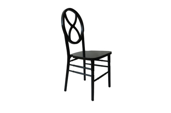 Pas de chaises de banquet pliées en bois massif empilées pour les meubles d'hôtel