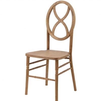 Pas de chaises de banquet pliées en bois massif empilées pour les meubles d'hôtel