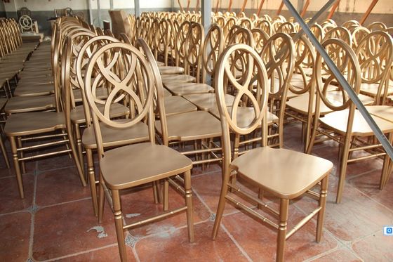 Pas de chaises de banquet pliées en bois massif empilées pour les meubles d'hôtel