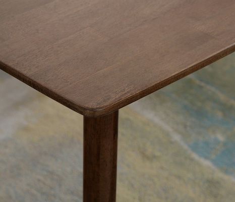 Table à manger en bois massif personnalisable pour une salle à manger professionnelle et élégante