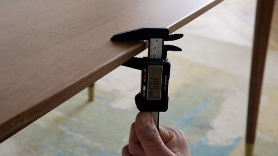 Table à manger en bois massif personnalisable pour une salle à manger professionnelle et élégante