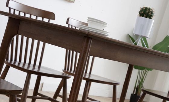Table à manger en bois massif personnalisable pour une salle à manger professionnelle et élégante