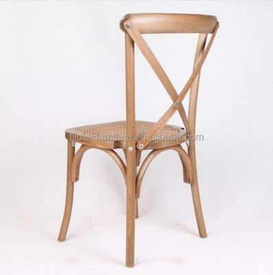 Style moderne D50*W42*H89CM Chaise à dos croisé en bois massif X empilable avec coussin de rotin pour la réception de mariage en plein air