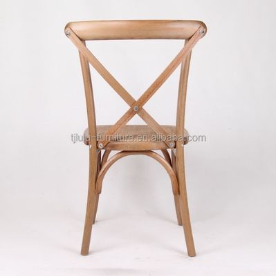 Style moderne D50*W42*H89CM Chaise à dos croisé en bois massif X empilable avec coussin de rotin pour la réception de mariage en plein air