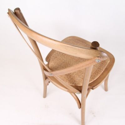 Style moderne D50*W42*H89CM Chaise à dos croisé en bois massif X empilable avec coussin de rotin pour la réception de mariage en plein air