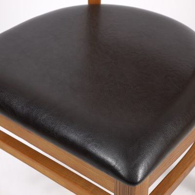 Chaise à manger en bois massif avec un design moderne et un coussin rembourré en cuir PU doux