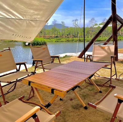 Meubles de salle à manger en bois naturel Moderne Designs Ensemble pliant de tables et chaises de ferme pour événements spéciaux