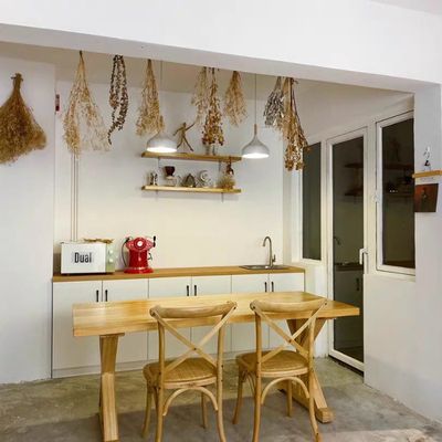 Finition en nitrolacque de style moderne en bois massif Chaise à manger empilable pour restaurant et mariage