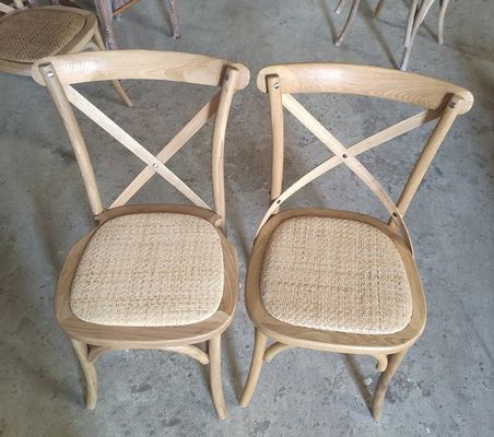 Finition en nitrolacque de style moderne en bois massif Chaise à manger empilable pour restaurant et mariage