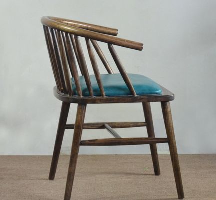 Une chaise en bois rembourrée moderne, une combinaison parfaite de style et de confort.