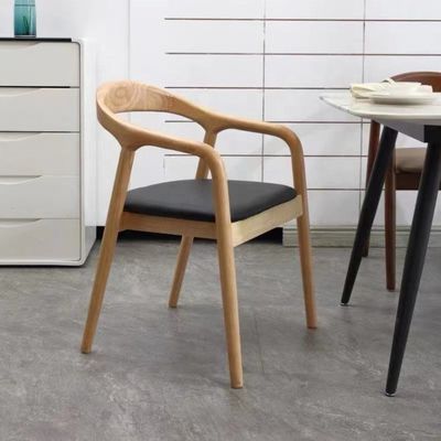 Chaise de salle à manger en bois massif Nordic Light Luxury Hotel Cafe Tissu ou cuir pour une cuisine raffinée