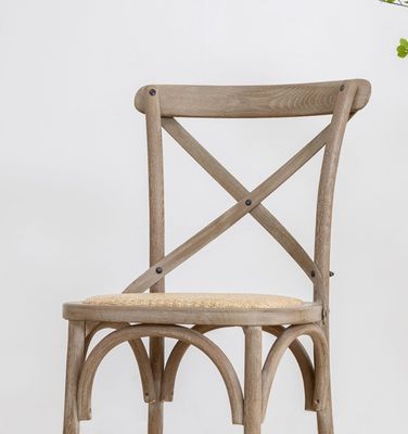 Rattan moderne nordique plié à l'arrière en bois massif Chaise de mariage en bois pour banquet et emballage du courrier