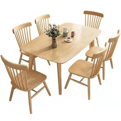 Table à manger en bois massif nordique et combinaison de chaises pour une salle à manger simple, moderne et écologique