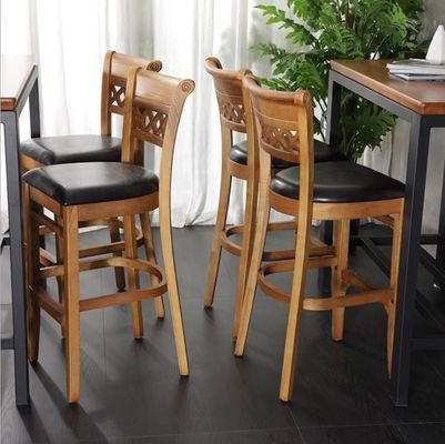 Une chaise de salle à manger en bois massif moderne, mélange de style et de confort.
