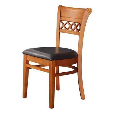 Une chaise de salle à manger en bois massif moderne, mélange de style et de confort.
