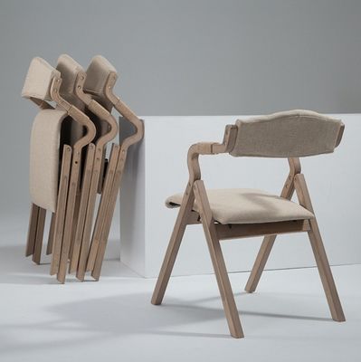Des chaises de restaurant en bois pliable nordique durable et élégant en cendres du nord-est avec une limite de poids de 150K