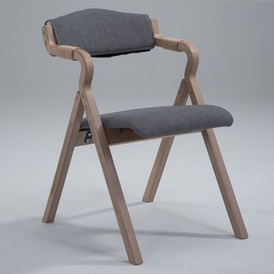 Des chaises de restaurant en bois pliable nordique durable et élégant en cendres du nord-est avec une limite de poids de 150K