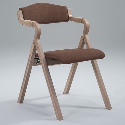 Des chaises de restaurant en bois pliable nordique durable et élégant en cendres du nord-est avec une limite de poids de 150K