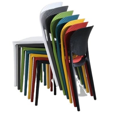 Cour alimentaire Meubles de salle à manger Chaise en plastique en PP empilable avec un design moderne à un prix abordable