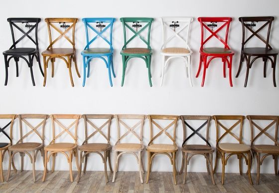 Chaises à dos croisé en bois massif avec finition en nitrolacque et conception moderne empilée W50*D44*H89CM