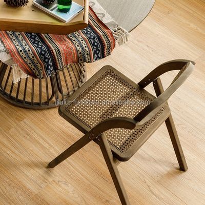 Une chaise en bois avec un siège et un dos en rotin