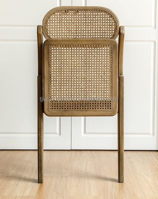 Une chaise en bois avec un siège et un dos en rotin