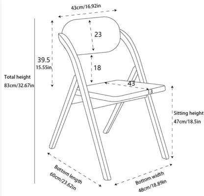 Une chaise en bois avec un siège et un dos en rotin