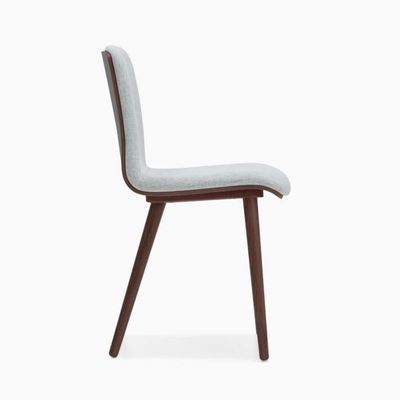 Chaise de salle à manger nordique moderne avec des jambes en bois massif et un siège rembourré