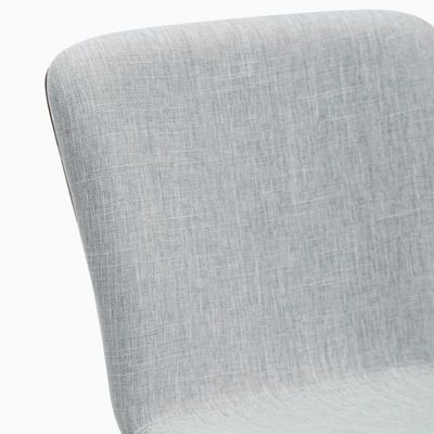 Chaise de salle à manger nordique moderne avec des jambes en bois massif et un siège rembourré