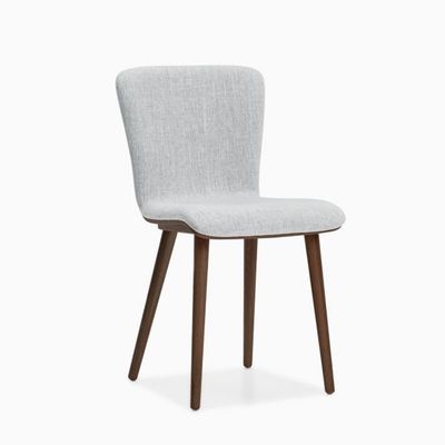 Chaise de salle à manger nordique moderne avec des jambes en bois massif et un siège rembourré