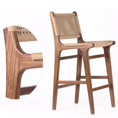 Tabouret de bar moderne avec siège en corde tissée et cadre accentué en cuir