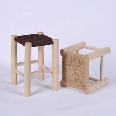 Un tabouret en bois massif de design nordique moderne pour la promotion de meubles de bar