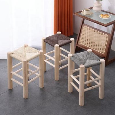 Un tabouret en bois massif de design nordique moderne pour la promotion de meubles de bar