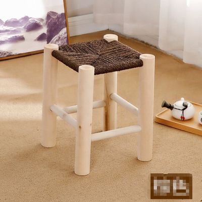 Un tabouret en bois massif de design nordique moderne pour la promotion de meubles de bar