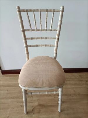 Accueil Meubles d'ameublement d'emballage du courrier Blanc Laver Chiavari Chaises en bois Mariage Hôtel Banquet Chaise empilable avec coussin amovible