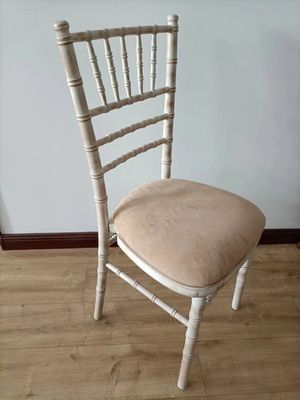Accueil Meubles d'ameublement d'emballage du courrier Blanc Laver Chiavari Chaises en bois Mariage Hôtel Banquet Chaise empilable avec coussin amovible