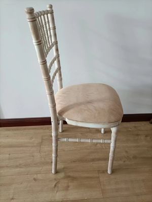 Accueil Meubles d'ameublement d'emballage du courrier Blanc Laver Chiavari Chaises en bois Mariage Hôtel Banquet Chaise empilable avec coussin amovible