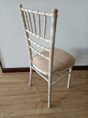 Accueil Meubles d'ameublement d'emballage du courrier Blanc Laver Chiavari Chaises en bois Mariage Hôtel Banquet Chaise empilable avec coussin amovible