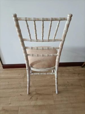 Accueil Meubles d'ameublement d'emballage du courrier Blanc Laver Chiavari Chaises en bois Mariage Hôtel Banquet Chaise empilable avec coussin amovible