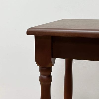 Table à manger en bois pour un restaurant ancien