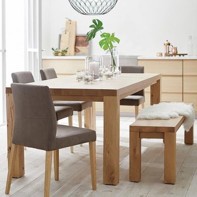 Table à manger en bois avec un design moderne et des matériaux écologiques