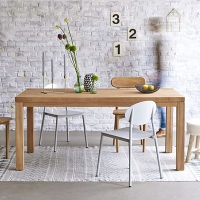 Table à manger en bois avec un design moderne et des matériaux écologiques