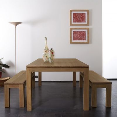 Table à manger en bois avec un design moderne et des matériaux écologiques