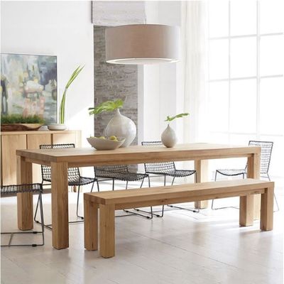 Table à manger en bois avec un design moderne et des matériaux écologiques
