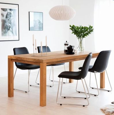 Table à manger en bois avec un design moderne et des matériaux écologiques
