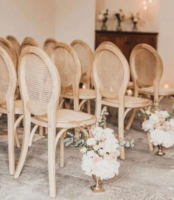 Hôtel Banquet Événement Salle à manger Meubles de luxe Modernes Chaises de mariage en bois de rotin empilable pour des sièges élégants