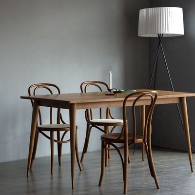 Taille personnalisée Chaises de salle à manger empilées en bois de béton dans le style Thonet français du milieu du siècle pour restaurants